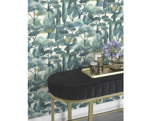 Scène met behang met boommotief en een gestoffeerde bank met metalen poten