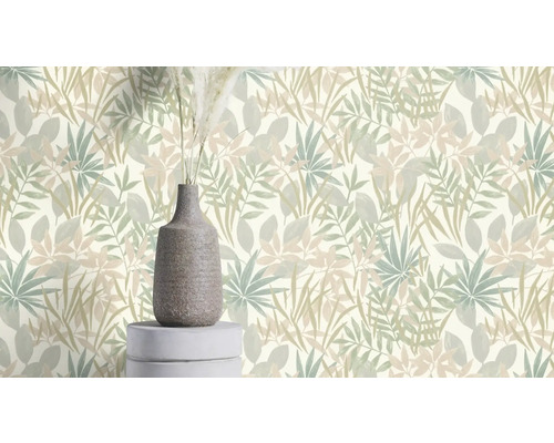 Decoratief behang met plantmotieven in de woonkamer.