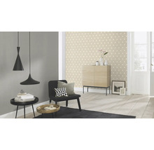 Moderne woonkamer met geometrisch behang, hanglampen en minimalistische meubels.