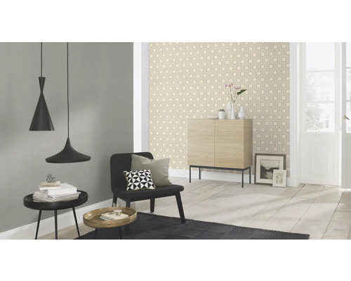 Moderne woonkamer met geometrisch behang, hanglampen en minimalistische meubels.