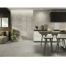 Lichte woonkamer met tegelvloer, eethoek en kitchenette.