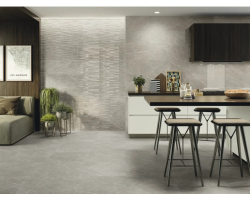 Lichte woonkamer met tegelvloer, eethoek en kitchenette.