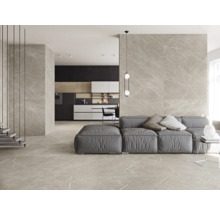 Lichte woonkamer met tegelvloer en wandtegels in marmerlook, bank en kitchenette