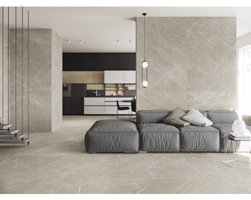 Lichte woonkamer met tegelvloer en wandtegels in marmerlook, bank en kitchenette