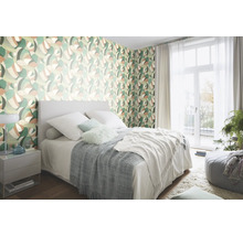 Slaapkamer met patroonbehang, bed, nachtkastje en balkondeur.