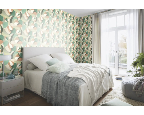 Slaapkamer met patroonbehang, bed, nachtkastje en balkondeur.