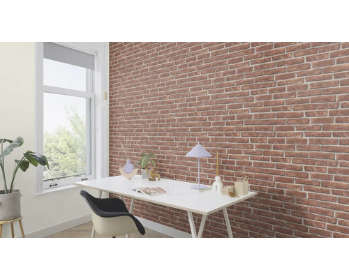 Kantoor met bakstenen behang, bureau en raam.