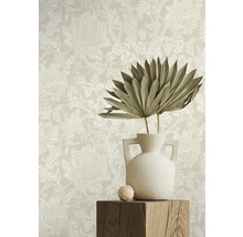 Decoratief bloementapijt in interieur met vaas en houten voetstuk