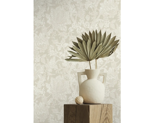 Decoratief bloementapijt in interieur met vaas en houten voetstuk