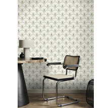 Scene met een wandbehang met een waaiervormig art-decopatroon, een tafel met een lamp en een stoel
