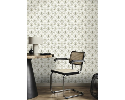 Scene met een wandbehang met een waaiervormig art-decopatroon, een tafel met een lamp en een stoel