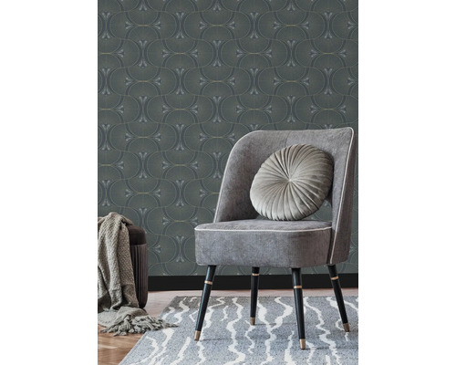 Scene met patroonbehang, stoel met kussen en vloerkleed