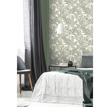 Slaapkamer met behang met patroon, bed en gordijnen