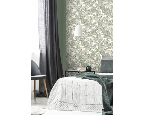 Slaapkamer met behang met patroon, bed en gordijnen