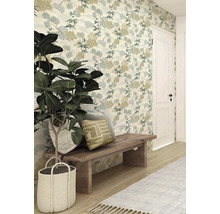 Kamer met behang met patroon, houten bank, plant in mand en tapijt