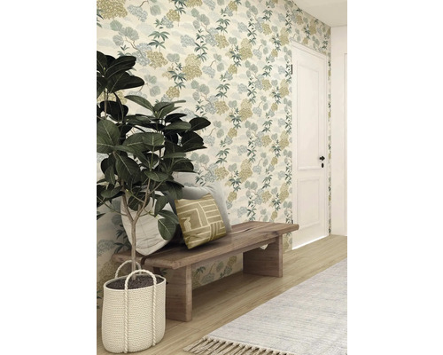 Kamer met behang met patroon, houten bank, plant in mand en tapijt