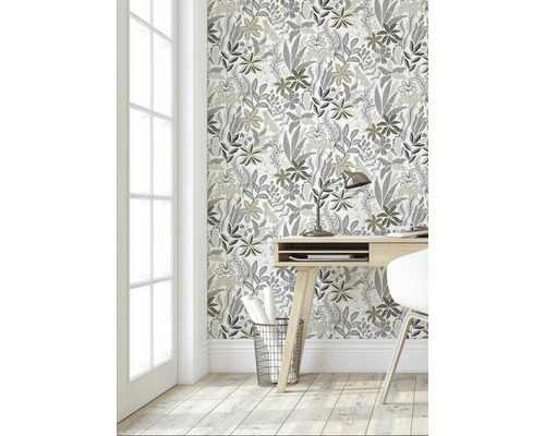 Kantoor met behang met bloemmotief, bureau en stoel