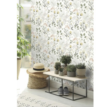 Kamerweergave met bloemenbehang, bank met planten en decoratie