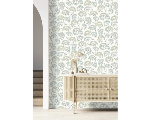 Kamer met bloemenbehang en houten dressoir