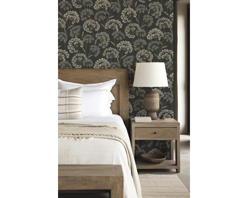 Slaapkamer met bed, nachtkastje en behang met bloemmotief