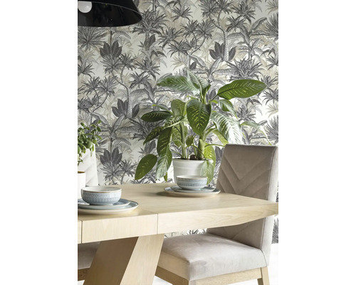 Eetkamer met houten tafel, stoelen en junglebehang