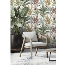 Woonkamer met tropisch bladerenbehang, fauteuil, kamerplant en vloerkleed