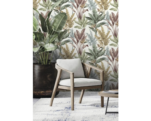 Woonkamer met tropisch bladerenbehang, fauteuil, kamerplant en vloerkleed