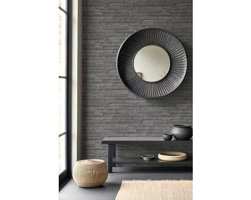 Decoratieve kamer met houten lambrisering, spiegel, bank en geweven kruk.