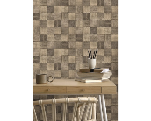 Kantoor met houten blok behang in schaakbordpatroon, bureau en stoel