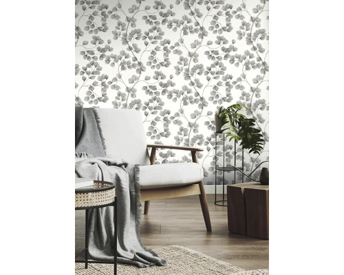 Woonkamer met behangmotief, fauteuil en kamerplanten