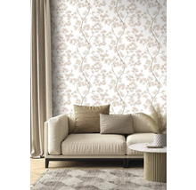 Woonkamer met bloemenbehang, bank, tapijt en gordijn.