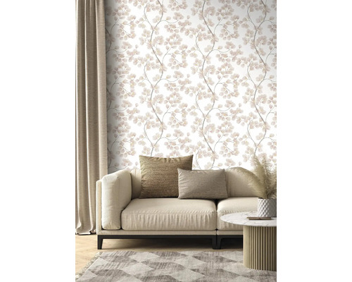 Woonkamer met bloemenbehang, bank, tapijt en gordijn.