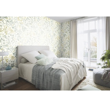 Slaapkamer met bloemenbehang, bed en sprei