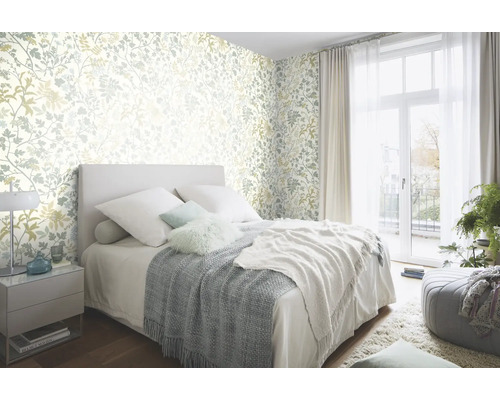 Slaapkamer met bloemenbehang, bed en sprei