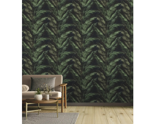 Woonkamer met bank en groen bladbehang