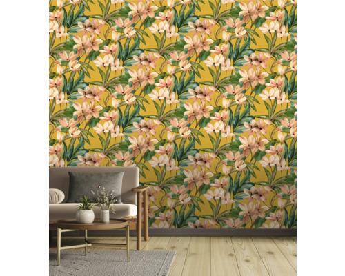 Woonkamer met bank en bloemenbehang