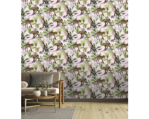 Woonkamer met behang met luipaarden en plantmotieven