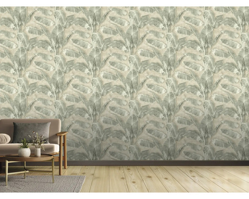 Decoratieve muur met tropisch bladerbehang in een woonkamer.