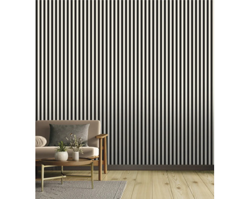 Woonkamer met gestreept behang, bank en tafel