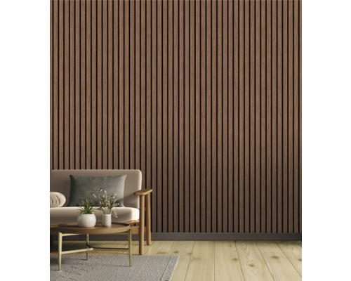 Woonkamer met akoestische panelen aan de wand, bank, tafel en vloerkleed.