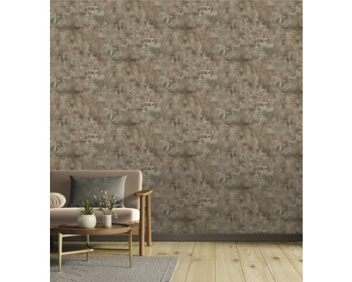 Woonkamer met behangpatroon en beige bank