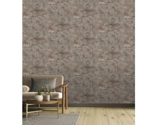 Woonkamer met structuurbehang, bank, tafel en vloerkleed