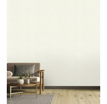 Woonkamer met bank, tafel, vloerkleed en een behangen muur.