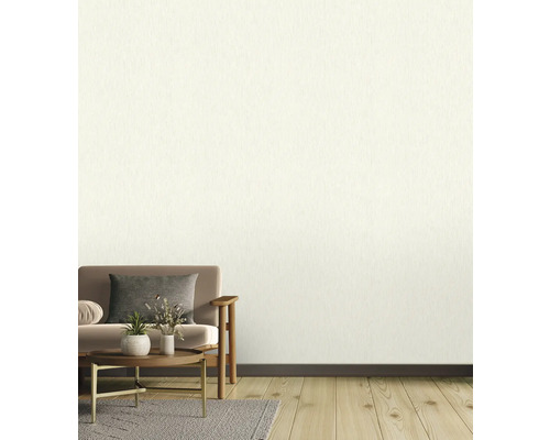 Woonkamer met bank, tafel, vloerkleed en een behangen muur.