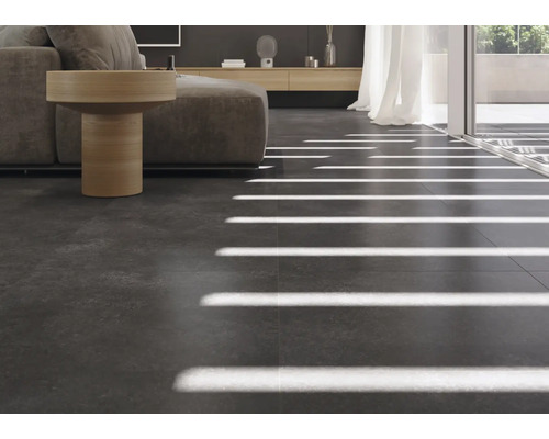 Moderne woonkamer met donkere vloertegels en bank