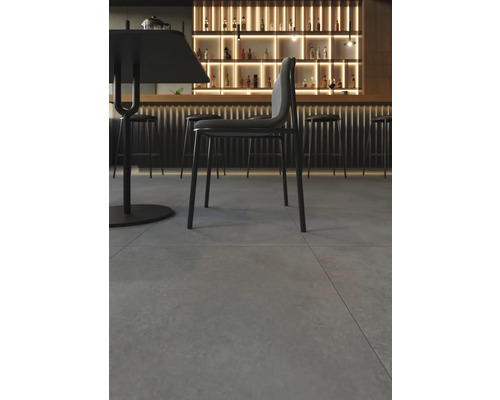 Interieurweergave met tafel, stoel en bar op de achtergrond