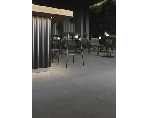 Buitenscène met barkrukken, stoelen en vloertegels