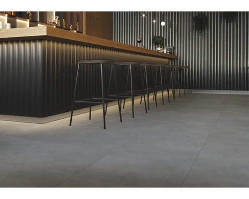 Bar met krukken en tegelvloer.