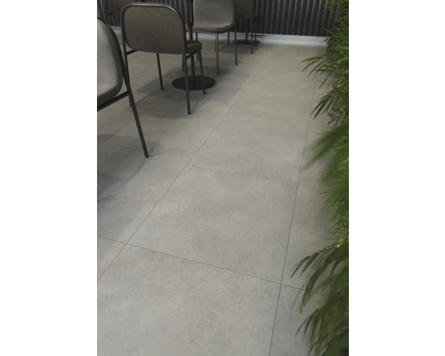 Interieurfoto met gelegde vloertegels en stoelen