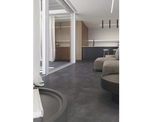 Woonkamer met bank, tafel en glazen schuifdeur